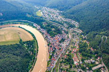 Dorfansicht am Neckarufer mit Vorderburg und Mittelburg in Neckarsteinach im Bundesland Hessen, Deutschland