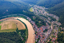 Luftbild von Dorfansicht am Neckarufer mit Vorderburg und Mittelburg in Neckarsteinach im Bundesland Hessen, Deutschland