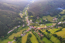 Dorfansicht im Odenwald von Südwesten im Ortsteil Finkenbach in Oberzent im Bundesland Hessen, Deutschland