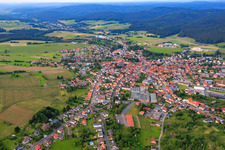 Luftbild von Ortsansicht mit WEBA Schulausstattung GmbH und Edelmann Printing Machines aus Süden im Ortsteil Beerfelden in Oberzent im Bundesland Hessen, Deutschland