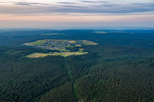 Luftbild von Dorf - Ansicht am Rande von landwirtschaftlichen Feldern und Nutzflächen im Ortsteil Weiten-Gesäß in Michelstadt im Bundesland Hessen, Deutschland