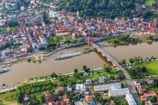 Wohnmobilstellplatz Miltenberg und Campingplatz "MainCamping" Miltenberg am Mainufer und Mainbrücke zur Miltenberger Altstadt im Bundesland Bayern, Deutschland