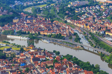Historische Altstadt am Main mit Spitzer Turm in Wertheim im Bundesland Baden-Württemberg, Deutschland