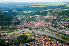 Luftaufnahme von Uferbereiche entlang der Fluß- Mündung der Tauber in den Main in Wertheim im Bundesland Baden-Württemberg, Deutschland