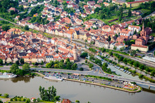 Schrägluftbild von Uferbereiche entlang der Fluß- Mündung der Tauber in den Main in Wertheim im Bundesland Baden-Württemberg, Deutschland
