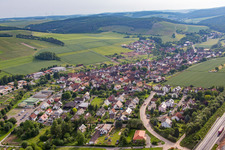 Schrägluftbild von Ortsteil Dertingen in Wertheim im Bundesland Baden-Württemberg, Deutschland