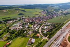 Luftbild von Dorf - Ansicht hinter der Autobahn A3 am Rande von landwirtschaftlichen Feldern und Nutzflächen im Ortsteil Dertingen in Wertheim im Bundesland Baden-Württemberg, Deutschland