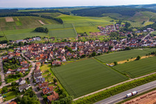 Luftaufnahme von Dorf - Ansicht hinter der Autobahn A3 am Rande von landwirtschaftlichen Feldern und Nutzflächen im Ortsteil Dertingen in Wertheim im Bundesland Baden-Württemberg, Deutschland