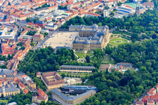 Residenz Würzburg mit  Orangerie des Hofgartens Würzburg - im Vordergrund Amts- und Landgericht Würzburg im Ortsteil Altstadt im Bundesland Bayern, Deutschland