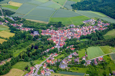 Dorf - Ansicht am Rande von landwirtschaftlichen Feldern und Nutzflächen in Waltershausen in Saal an der Saale im Bundesland Bayern, Deutschland