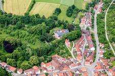 Gebäude und Parkanlagen am Herrenhaus des Gutshauses - Landgut in Waltershausen in Saal an der Saale im Bundesland Bayern, Deutschland