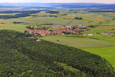 Dorfansicht von Südosten im Ortsteil Behrungen in Grabfeld im Bundesland Thüringen, Deutschland