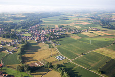 Steinseltz im Bundesland Bas-Rhin, Frankreich aus der Vogelperspektive