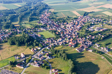 Dorf - Ansicht am Rande von landwirtschaftlichen Feldern und Nutzflächen in Riedseltz in Grand Est im Bundesland Bas-Rhin, Frankreich