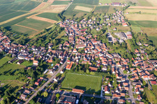 Luftbild von Dorf - Ansicht am Rande von landwirtschaftlichen Feldern und Nutzflächen in Riedseltz in Grand Est im Bundesland Bas-Rhin, Frankreich