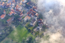 Protestantische und Katholische Kirche unter Wolken in Minfeld im Bundesland Rheinland-Pfalz, Deutschland