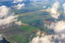 Minfelder Windpark unter Wolken im Bundesland Rheinland-Pfalz, Deutschland