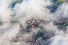 Luftbild von Grundschule und Mundohalle unter Wolken in Minfeld im Bundesland Rheinland-Pfalz, Deutschland