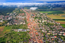 Schrägluftbild von Rheinstr(B427) von Osten in Kandel im Bundesland Rheinland-Pfalz, Deutschland