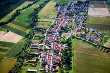 Dorf - Ansicht am Rande von landwirtschaftlichen Feldern und Nutzflächen in Herxheimweyher im Bundesland Rheinland-Pfalz, Deutschland