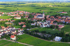 Friedhof und St. Peter und Paul in Edesheim im Bundesland Rheinland-Pfalz, Deutschland