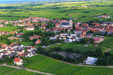 Luftbild von Friedhof und St. Peter und Paul in Edesheim im Bundesland Rheinland-Pfalz, Deutschland