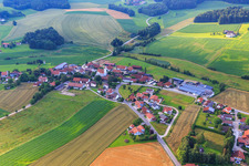 Dorfansicht von Nordwesten im Ortsteil Zell in Falkenberg im Bundesland Bayern, Deutschland