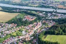 Ortschaft an den Fluss- Uferbereichen der Isar in Niederviehbach im Bundesland Bayern, Deutschland