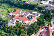 Gebäudekomplex des ehemaligen Klosters und der heutigen Realschule St. Maria in Niederviehbach im Bundesland Bayern, Deutschland