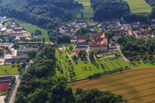 Pfarrkirche St. Mariä Himmelfahrt und  Realschule St. Maria mit Klostergarten und Solarpark in Niederviehbach im Bundesland Bayern, Deutschland