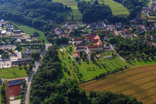 Luftbild von Pfarrkirche St. Mariä Himmelfahrt und  Realschule St. Maria mit Klostergarten und Solarpark in Niederviehbach im Bundesland Bayern, Deutschland