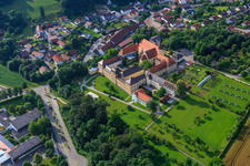 Luftaufnahme von Pfarrkirche St. Mariä Himmelfahrt und  Realschule St. Maria mit Klostergarten und Solarpark in Niederviehbach im Bundesland Bayern, Deutschland