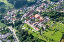 Luftaufnahme von Gebäudekomplex des ehemaligen Klosters und der heutigen Realschule St. Maria in Niederviehbach im Bundesland Bayern, Deutschland