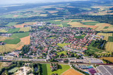 Dorf - Ansicht am Rande von landwirtschaftlichen Feldern und Nutzflächen und der Autobahn A92 im Ortsteil Kronwieden in Loiching im Bundesland Bayern, Deutschland