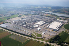 Gebäude und Produktionshallen auf dem Werksgelände des BMW Werks in Dingolfing im Ortsteil Höfen im Bundesland Bayern, Deutschland von oben