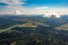 Unter Wolken im Ortsteil Neuhofen in Laberweinting im Bundesland Bayern, Deutschland
