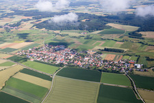 Ortsansicht der Straßen und Häuser der Wohngebiete unter Wolken in Geiselhöring im Bundesland Bayern, Deutschland