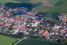 Luftbild von Ortsansicht der Straßen und Häuser der Wohngebiete unter Wolken in Geiselhöring im Bundesland Bayern, Deutschland