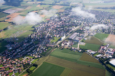 Luftaufnahme von Ortsansicht der Straßen und Häuser der Wohngebiete unter Wolken in Geiselhöring im Bundesland Bayern, Deutschland