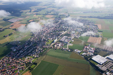 Schrägluftbild von Ortsansicht der Straßen und Häuser der Wohngebiete unter Wolken in Geiselhöring im Bundesland Bayern, Deutschland