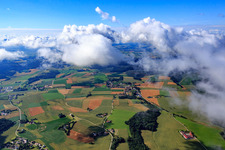 Luftbild von Dorfansicht aus Norden unter Wolken im Ortsteil Hofdorf in Mengkofen im Bundesland Bayern, Deutschland