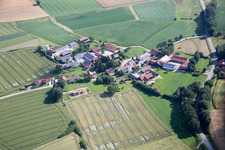 Gehöft eines Bauernhofes am Rand von bestellten Feldern im Ortsteil Ottending in Mengkofen im Bundesland Bayern, Deutschland