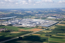 Gebäude und Produktionshallen auf dem Werksgelände des BMW Werks in Dingolfing im Ortsteil Höfen im Bundesland Bayern, Deutschland aus der Luft