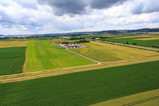 Landebahn des Flugplatz Dingolfing im Ortsteil Höll im Bundesland Bayern, Deutschland