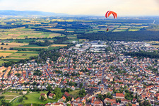 Paragleiter über der Stadt von Nordosten in Lorsch im Bundesland Hessen, Deutschland