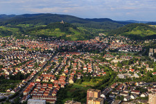 Mainzer Straße am Odenwald-Rand von Westen unterhalb der Weinberge und der Starkenburg in Heppenheim im Bundesland Hessen, Deutschland