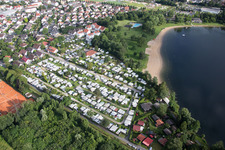 Uferbereiche am Sandstrand des Freibades Campingplatz Wiesensee in Hemsbach im Bundesland Baden-Württemberg, Deutschland
