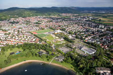 Luftbild von Uferbereiche am Sandstrand des Freibades Campingplatz Wiesensee in Hemsbach im Bundesland Baden-Württemberg, Deutschland