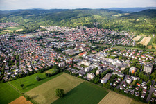 Dorf - Ansicht am Rande von landwirtschaftlichen Feldern und Nutzflächen in Hemsbach im Bundesland Baden-Württemberg, Deutschland