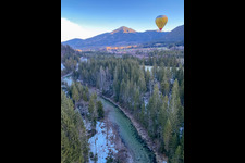 Ballon über dem Fluss Jachen im Ortsteil Fleck in Lenggries im Bundesland Bayern, Deutschland